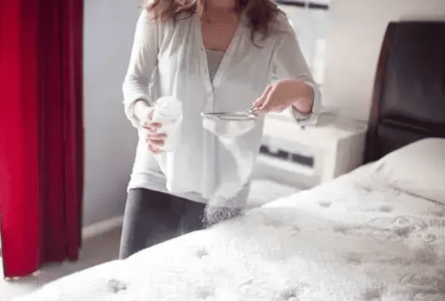 mulher limpando as fronhas do colchão